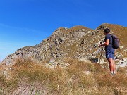 30 Seguendo la traccia-sentierino a tratti segnato da ometti per Cima di Val Pianella